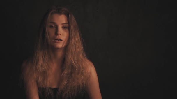 Женщина плачет в темноте — стоковое видео