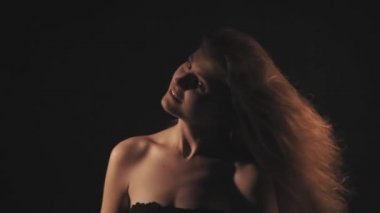 Stüdyoda doğal makyaj ile Mutlu kadın