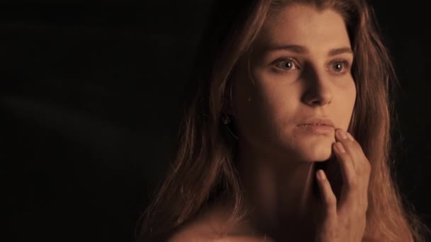 Portrait de femme sensuelle sur fond noir 