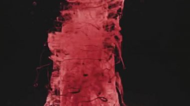 Suda akan soyut kırmızı mürekkep rengi