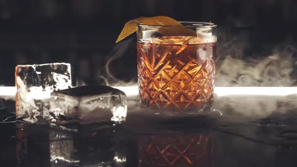 Cocktail met ijsblokjes op de bar — Stockvideo