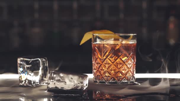 Cocktail com cubos de gelo no bar — Vídeo de Stock