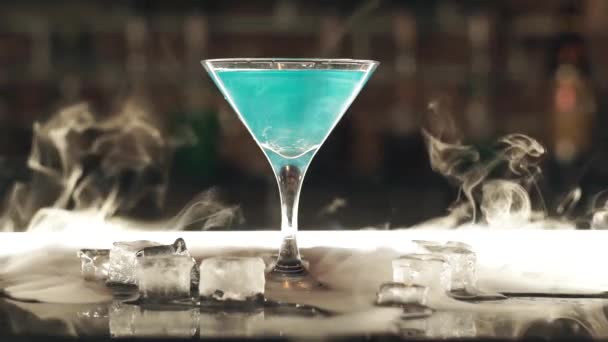 Cocktail con ghiaccio secco al bar — Video Stock