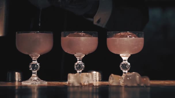 Barman hacer un cóctel en un bar — Vídeo de stock