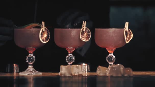 Barman make a cocktails on a bar — Stock Video