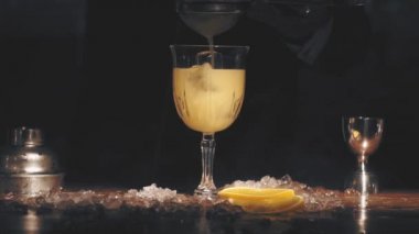 Barmen barda kokteyl hazırlar.