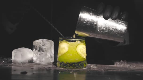 Barman faz um cocktail no bar — Vídeo de Stock