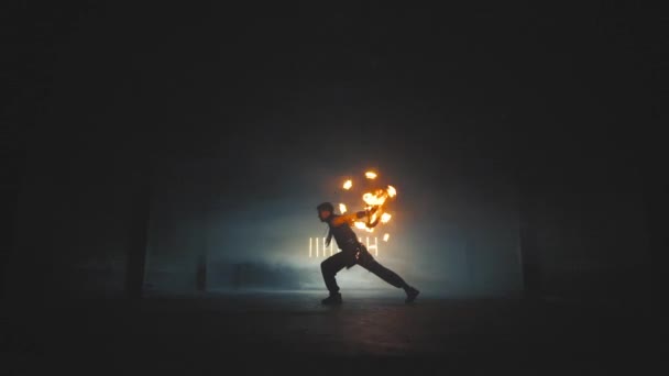 Fire show artist in the dark building. — Stock Video