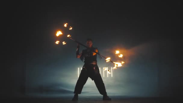 어두운 건물에 있는 불꽃 쇼 아티스트. — 비디오