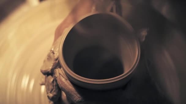 Mani di donna che lavora su una ruota di ceramica. Creare un vaso di ceramica — Video Stock