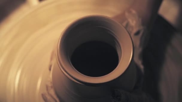 Mãos de mulher a trabalhar numa roda de cerâmica. Criando um vaso de cerâmica — Vídeo de Stock