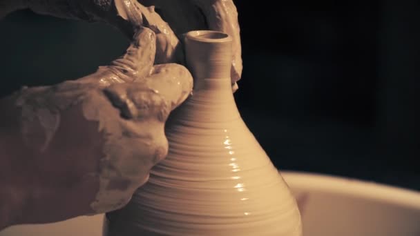 Mani di donna che lavora su una ruota di ceramica. Creare un vaso di ceramica — Video Stock