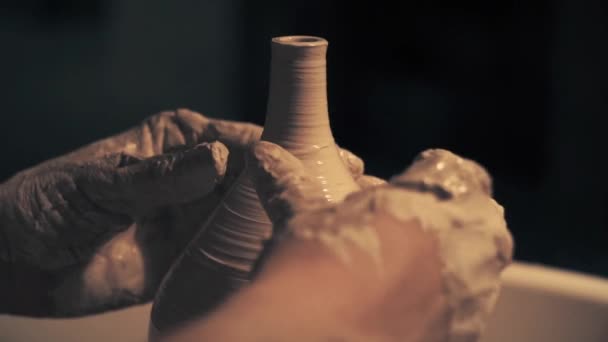 Руки женщины, работающей на гончарном круге. Создание керамического горшка — стоковое видео