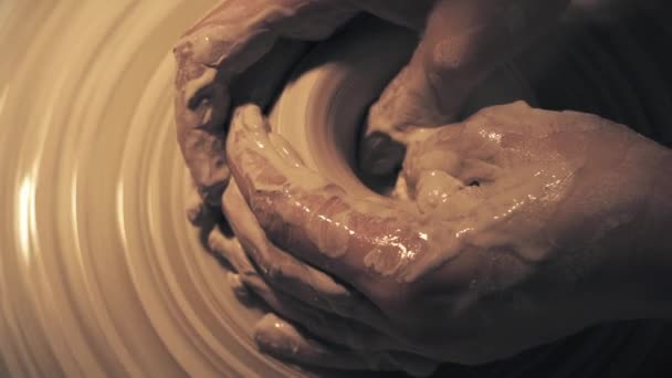 Mani di donna che lavora su una ruota di ceramica. Creare un vaso di ceramica — Video Stock