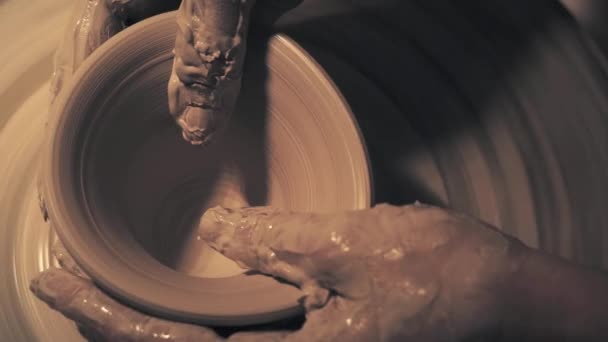 Mãos de mulher a trabalhar numa roda de cerâmica. Criando um vaso de cerâmica — Vídeo de Stock