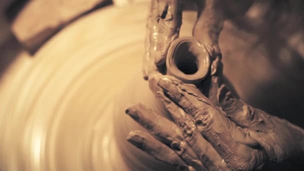 Ręce kobiety pracującej nad kołem garncarskim. Tworzenie garnka ceramicznego — Wideo stockowe