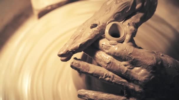 在陶瓷轮上工作的妇女的手。制作陶瓷壶 — 图库视频影像