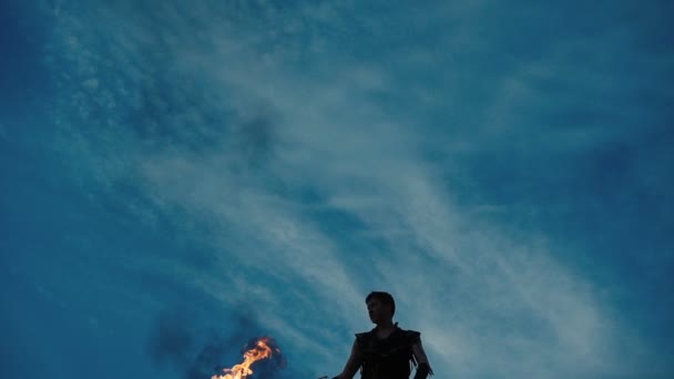 Fire show artist on evening sky background — Stock Video