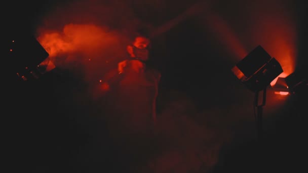 Сексуальна людина в масці танцює в червоних променях — стокове відео