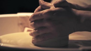Kadınların elleri Seramik Ot Otu Oluşturur
