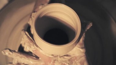 Kadınların elleri Seramik Ot Otu Oluşturur