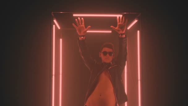 Сексуальный мужчина танцует в легком кубе — стоковое видео