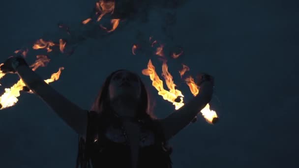 夜空に火のショーアーティスト背景 — ストック動画