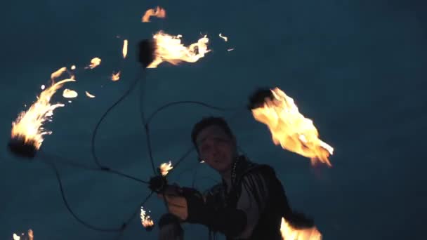 Brand show kunstenaar op avond hemel achtergrond — Stockvideo