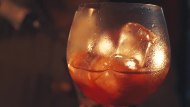Barman faire un cocktail sur un bar — Video