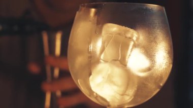 Barmen bir barda bir kokteyl yapmak