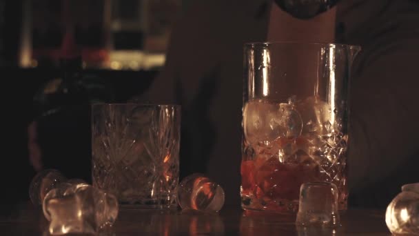 Barman make a cocktail on a bar — Stock Video