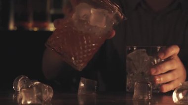 Barmen bir barda bir kokteyl yapmak