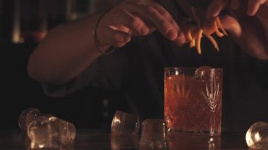 Barmen bir barda bir kokteyl yapmak