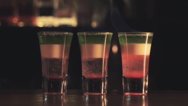 Brännande cocktails i baren — Stockvideo