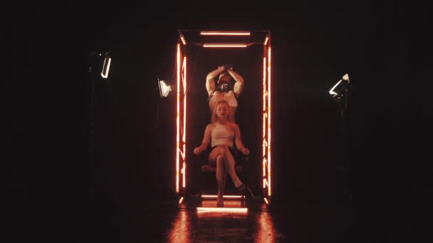 戴面具的性感男人围着坐在椅子上的女人跳舞 — 图库视频影像