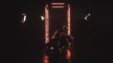 Maskeli adam ve seksi kadın dansı.