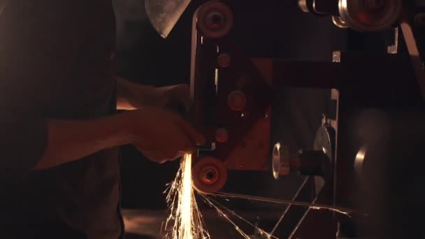 Un cuchillo afilador con chispas. Trabajar en una máquina de afilar . — Vídeos de Stock