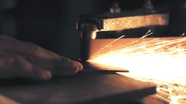 Homem afiando faca com faíscas. Trabalho em uma máquina de afiar — Vídeo de Stock