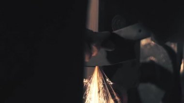 Kıvılcımlarla bıçak keskinleştiren adam. Bir keskinleştirme makinesi üzerinde çalış