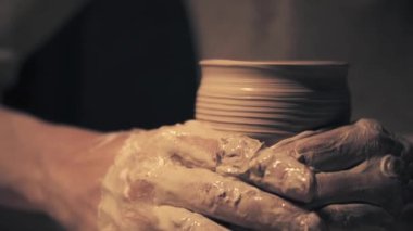 Kadınların elleri Seramik Ot Otu Oluşturur