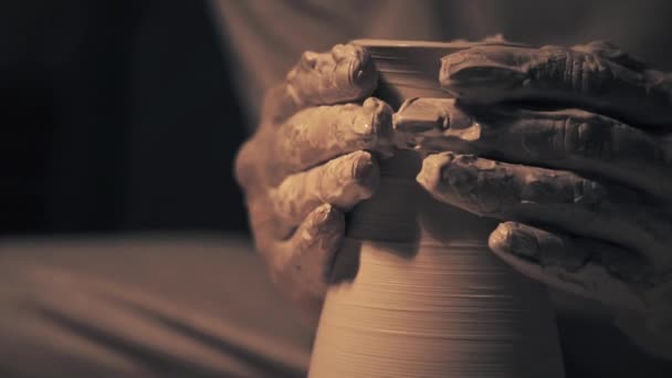 Kobiece ręce tworzą ceramiczne garnki — Wideo stockowe