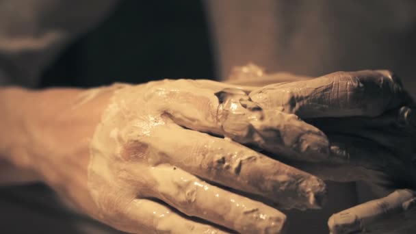 女人的手创造陶瓷锅 — 图库视频影像