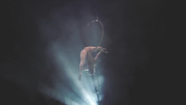 Ung akrobatisk flicka i luftringen — Stockvideo