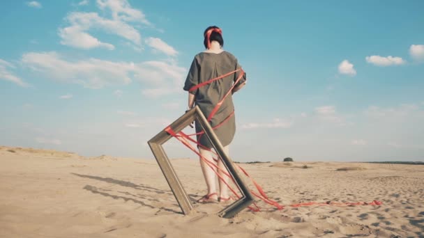 Fashion. Wanita ditutup matanya dengan gambar di padang pasir — Stok Video