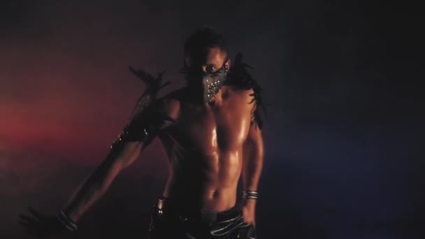 Sexy mężczyzna w maska taniec w dym — Wideo stockowe