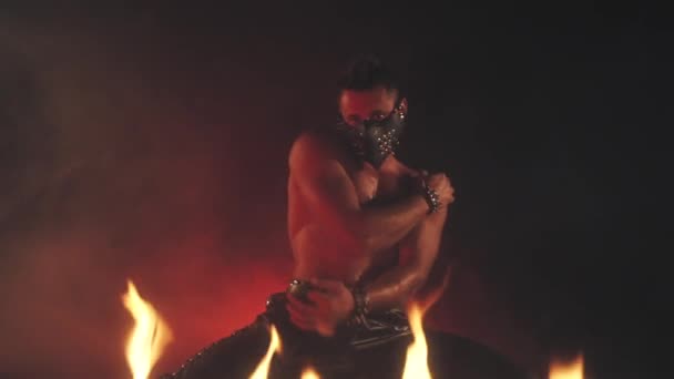 Σέξι άντρας με μάσκα χορεύει στη φωτιά — Αρχείο Βίντεο