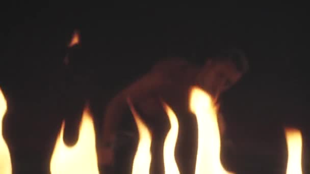 Сексуальный мужчина танцует в огне — стоковое видео