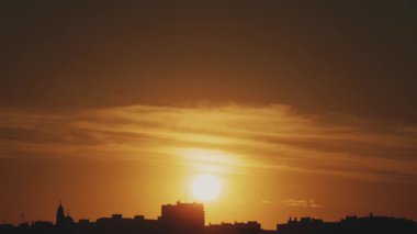 Güneş ışığı ve şehrin çatılarının manzarası. Zaman Uygulaması