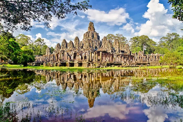 Angkor Thom 'daki antik Bayon tapınağının akşam güneşindeki ana manzarası. Gizemli Angkor Thom Siem Reap, Kamboçya 'daki yağmur ormanlarının arasına yuva yaptı. Enigmatic Angkor Thom popüler bir turistik ilgi odağı..