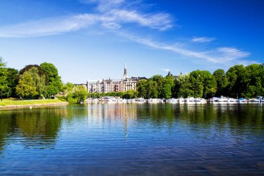 STOCKHOLM - 16 Haziran 2011 'de Stockholm' de Kungsholmen Adası Panoraması. Kungsholmen Adası, Riddarfjarden Kanalı 'nın karşısındaki Sodermalm Adası' ndan görüldü..